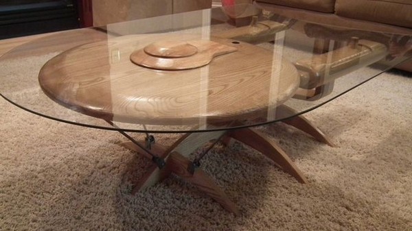 Trekkie table, столик, напоминающий звездолет из Star Trek от Barry Shields