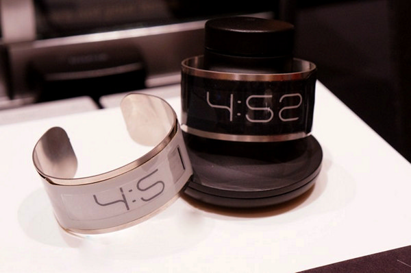 CST-01: самые тонкие в мире наручные часы