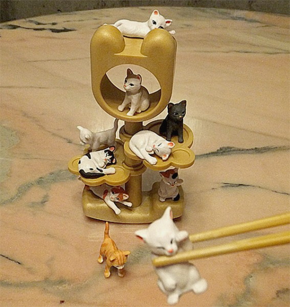 Игра Konekodarake Cat Balance Game, обучающая пользоваться китайскими палочками