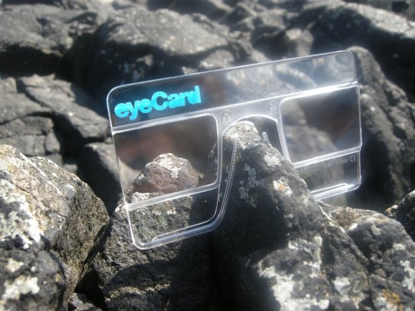 Пластиковая карточка EyeCard, способная заменить оптические очки
