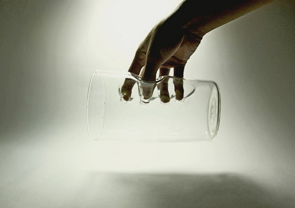 Finger-in: стеклянная перчатка для напитков