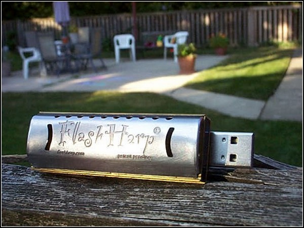 USB-флешка FlashHarp со встроенной губной гармошкой