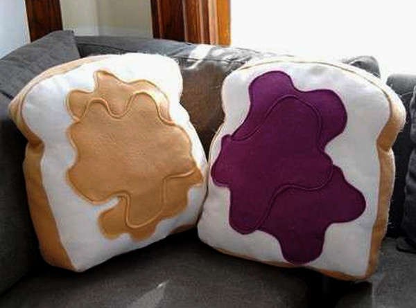 Оригинальные подушки в виде тостов с маслом и джемом