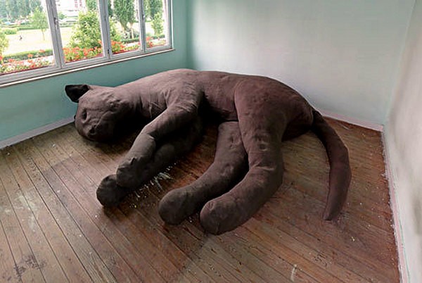 Кошачий диван Giant Cat Sofa от дизайн-студии Unfold