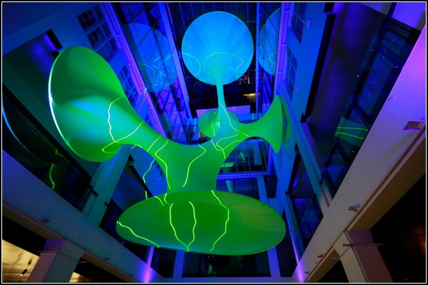 Инсталляция Green Void в Сиднейском торговом центре