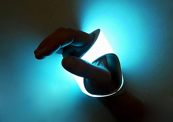 Фонарик, который можно носить как перчатку. H9 lighting tool от Luisa Baldassari и Giada Dammacco 