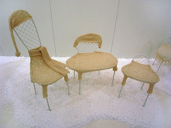 Family Chairs, дружное семейство стульев на биеннале в Бельгии