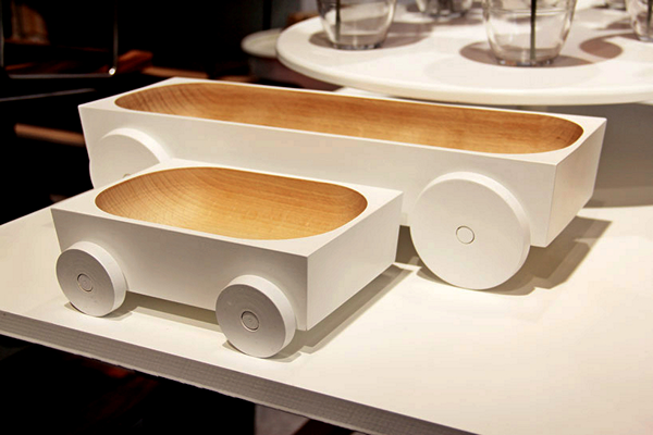 Kart: дизайнерские тарелки на колесиках 