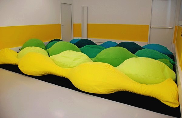 Разноцветные подушки Les M pillow, из которых можно строить хижины