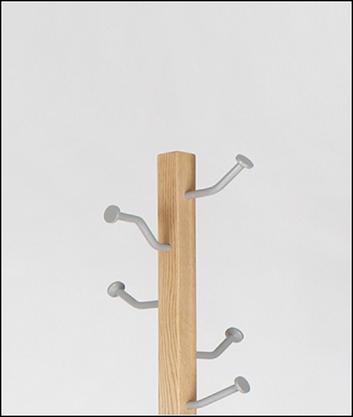 MOT: диковинная вешалка с гвоздями-крючочками