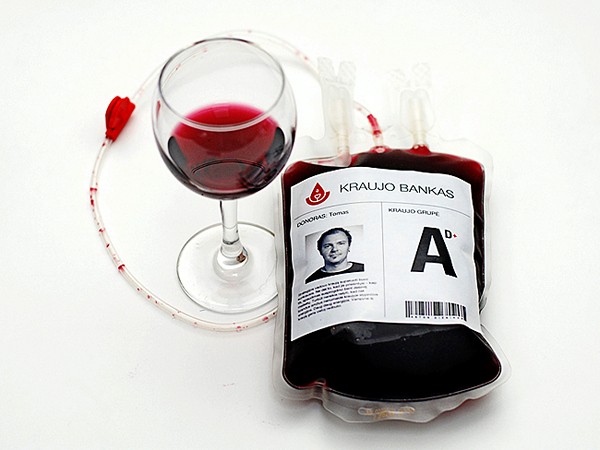 Молодое вино в пакетах для переливания крови. Самопиар агентства Astos Dizainas McCann Erickson