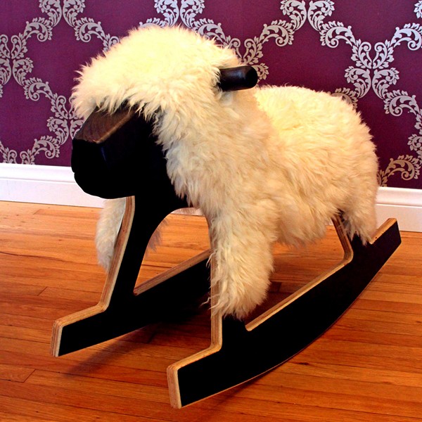 Rocking Sheep, кресло-качалка в виде белой овечки Долли