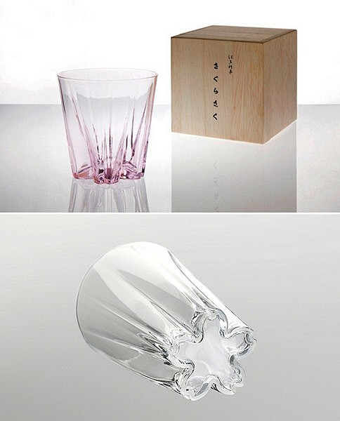 Sakurasaku Glass, необычные стаканы с цветочком на донышке