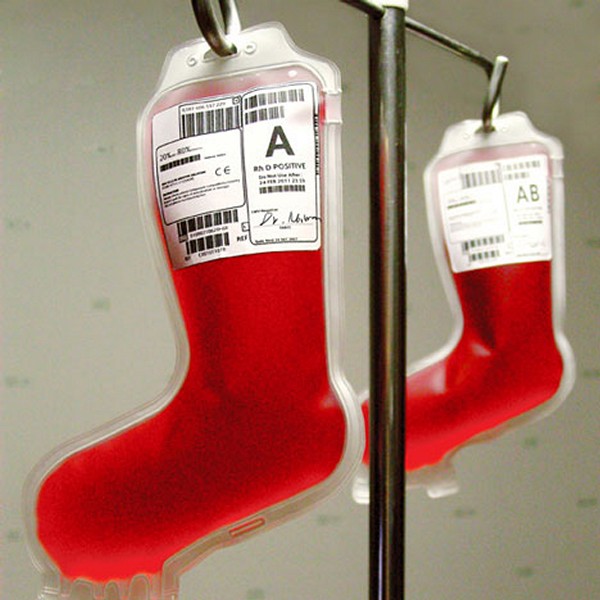 Рождественский подарок от Санты: донорская кровь в носках-пакетах Santa Claus