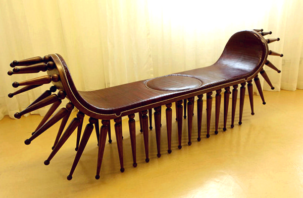 Дизайнерская скамья Shongololo bench с 56 ножками