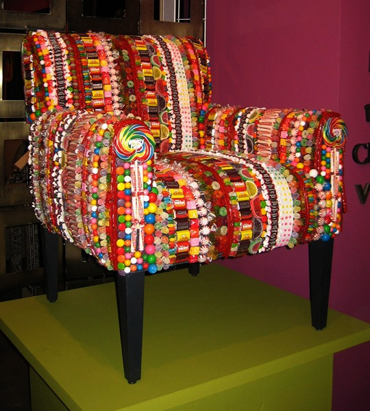 Кресло из десятков разновидностей конфет-леденцов