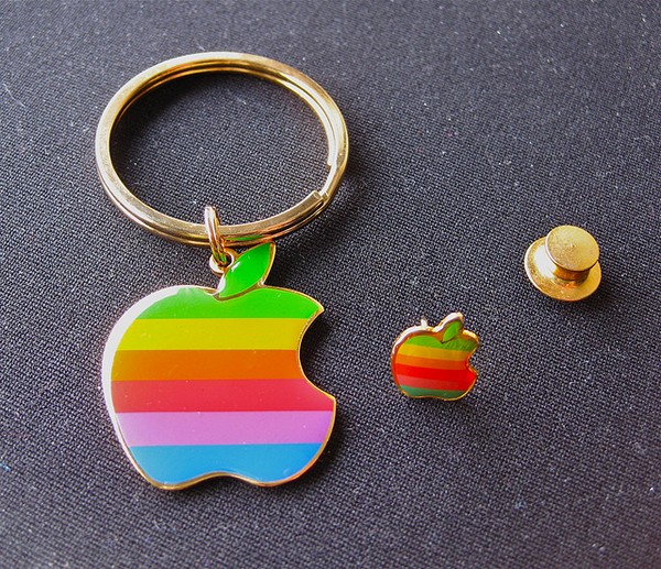 Брелок и запонки в виде логотипа Apple