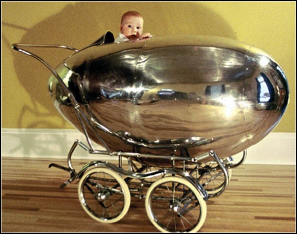 Жуткая металлическая коляска для младенца