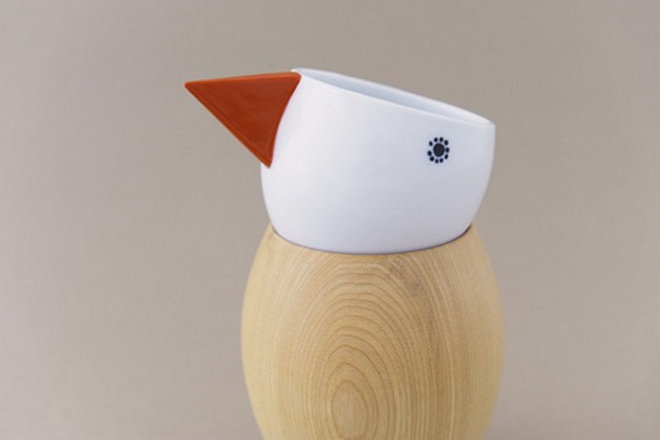 Керамическая чашка на деревянной подставке. Птичка Cooffee от  Mina Perhonen