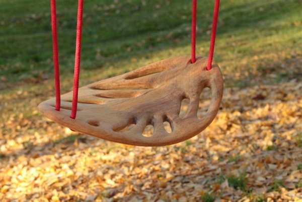 Leaf swing: резные деревянные качели ручной работы