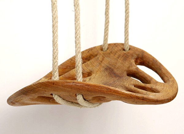 Leaf swing: резные деревянные качели ручной работы