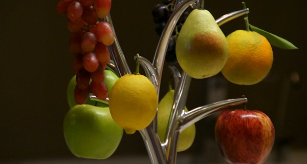 Фрукты на вешалке. Eva fruit hanger от Simon Colabufalo
