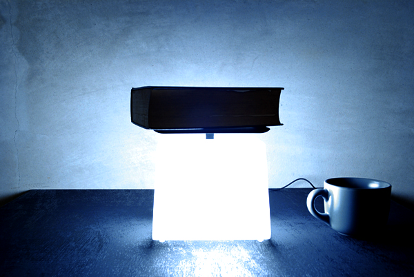 Концептуальная лампа-весы Light=Weight Lamp от Junji Kawabe