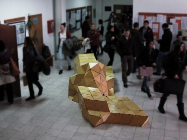 Скамейка Origami Forum из треугольных кусочков дерева