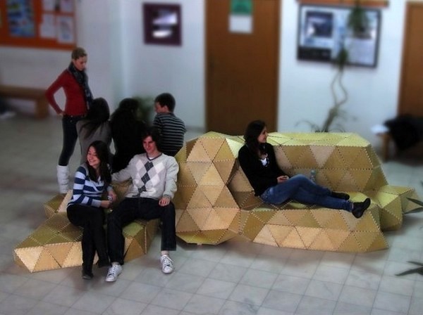 Скамейка Origami Forum из треугольных кусочков дерева