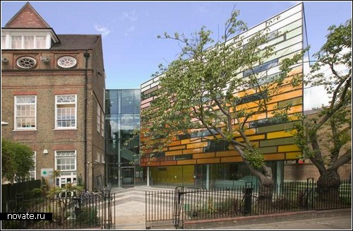 Разноцветная Clapham Manor Primary School в Лондоне