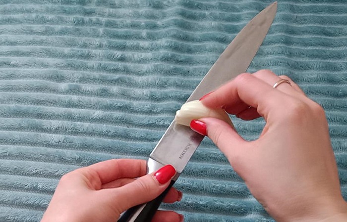Натрите половинкой лука лезвие ножа.  / Изображение: дзен-канал technotion