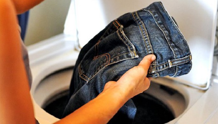 Сушилка может вернуть джинсам форму. / Фото: sdelai-lestnicu.ru