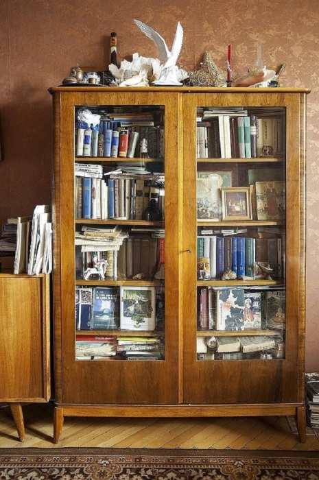 Разномастные книги в массивных шкафах выглядят некрасиво. / Фото: fanera-info.ru