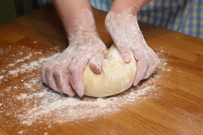 Вымешивать тесто нужно столько времени, сколько указано в рецепте. / Фото: great-cook.ru