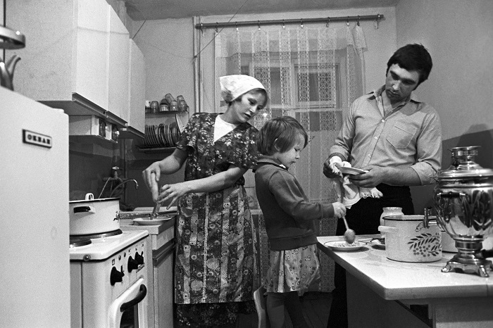 Иногда в СССР готовили всей семьей. / Фото: onedio.ru