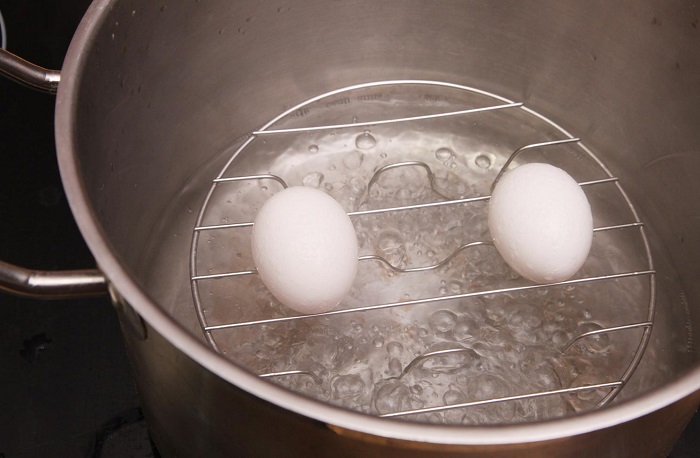 Чтобы сварить яйца на пару нужна специальная решетка. / Фото: sovetclub.ru