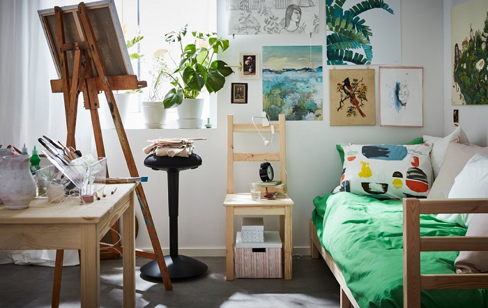 Творческий человек может оформить квартиру своими картинами и инструментами. / Фото: pinterest.ru