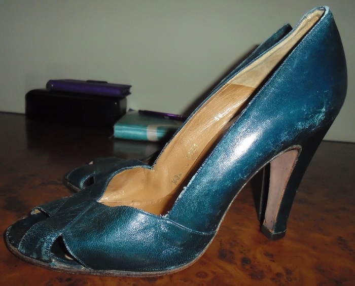 Старая обувь с видимыми дефектами не должна присутствовать в гардеробе. / Фото: womanadvice.ru