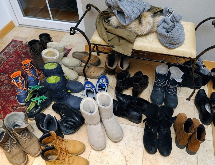 Много обуви на полу создает хаос. / Фото: ocdn.eu