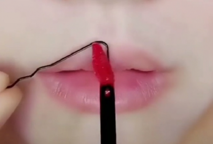 Шпильки помогут сделать красивый контур губ. / Фото: womanadvice.ru