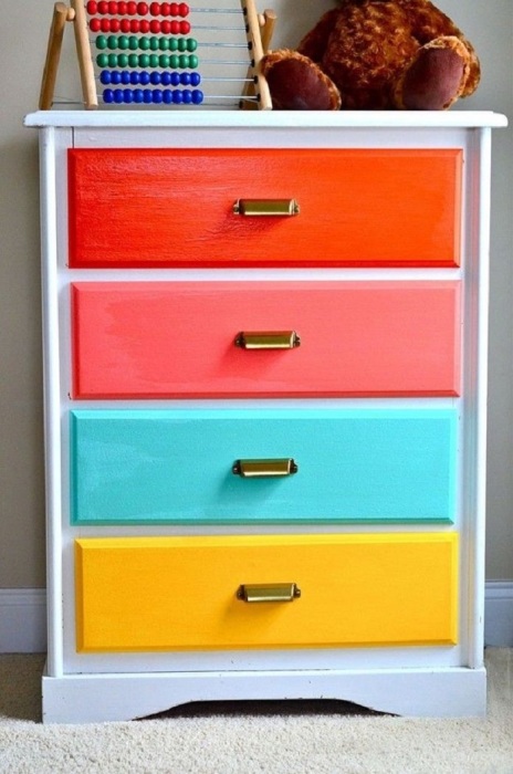 Яркие ящики комода изменят мебель до неузнаваемости. / Фото: Pinterest.fr