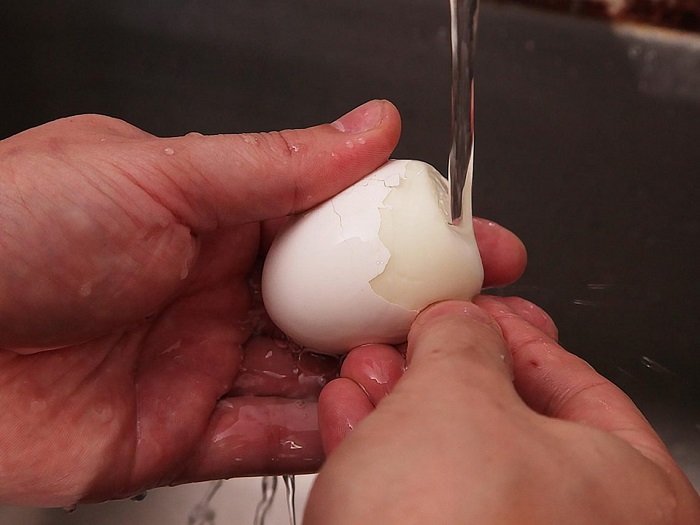 Яйца нужно чистить под проточной водой. / Фото: sm-news.ru