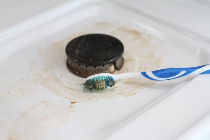 Зубная щетка очистит даже труднодоступные места. / Фото: kitchen.cdnvideo.ru