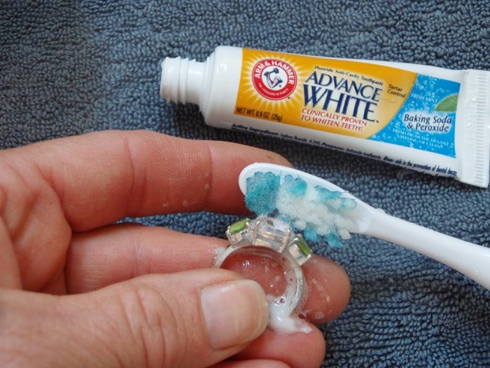 Зубная паста избавляет серебро от черноты. / Фото: kakprosto.ru