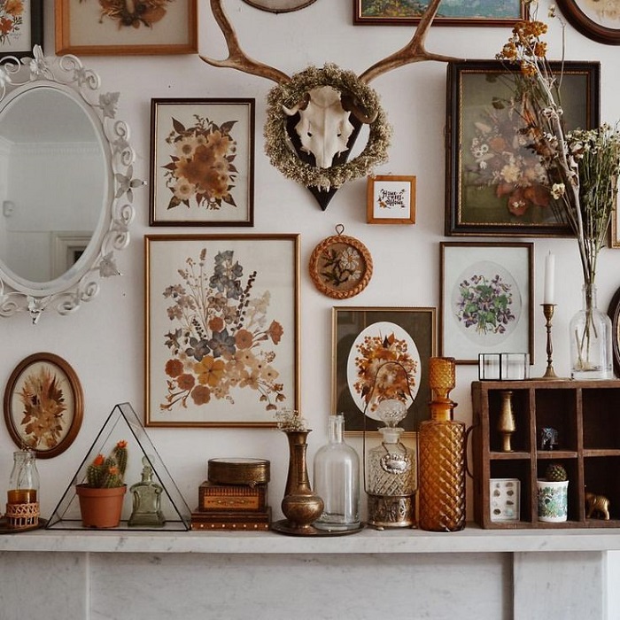 Повесьте на стену картины, зеркало и другие элементы декора. / Фото: Pinterest.ru