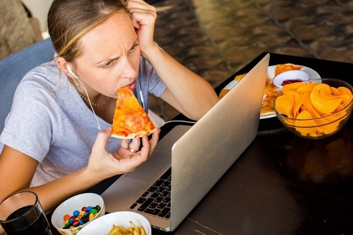Отвлекаясь на компьютер, люди употребляет больше пищи, чем положено. / Фото: Zen.yandex.ru