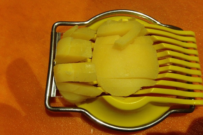 Яйцерезку можно использовать для измельчения картофеля. / Фото: irecommend.ru