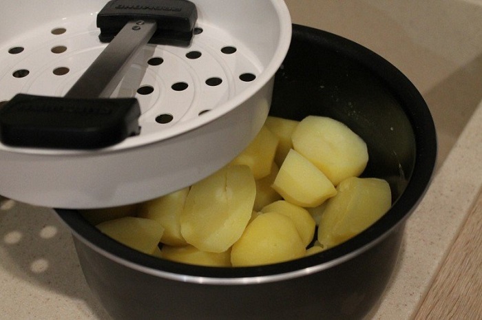 В мультиварке можно не только сварить картофель, но и сразу приготовить полноценное блюдо. / Фото: povar.ru