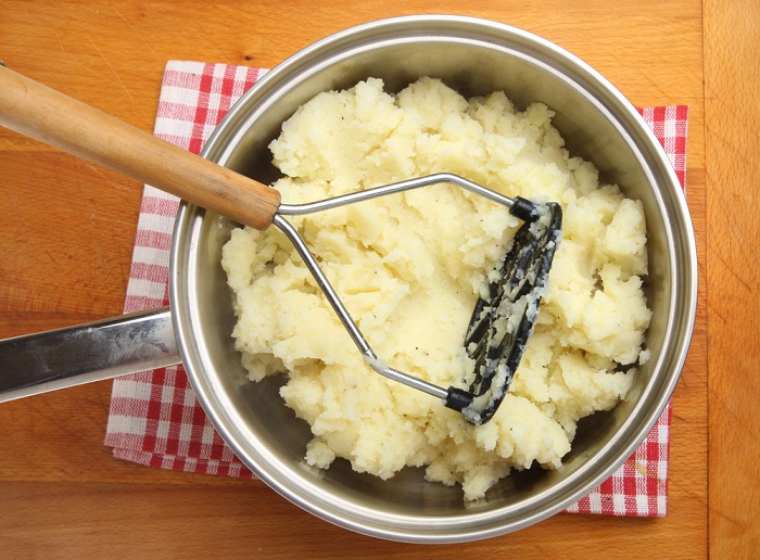 Пюре всегда нужно делать картофелемялкой. / Фото: liveinternet.ru