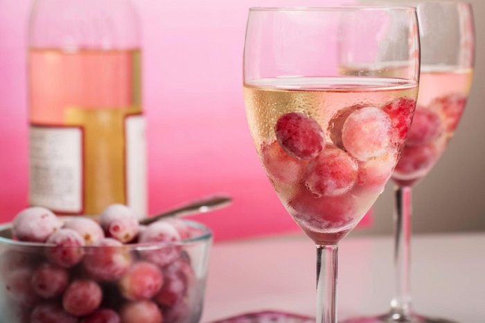 Замороженный виноград не разбавляет напиток как лед. / Фото: womanadvice.ru